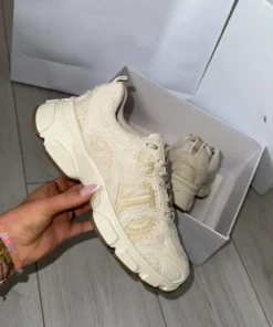 cream knit runners